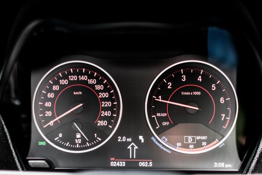 Панель приборов BMW 118d M Sport (F20) 2015 года  (UK) (фото 12 из 19)